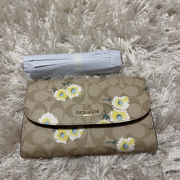 ❌SOLD ❌🌻 Crossbody In Signature Canvas With Daisy Print - Picture 7 of 12
